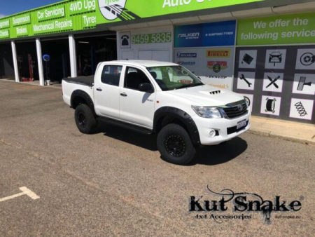 KUTSNAKE LOKASUOJAN LEVIKESARJA HILUX 12-15 KS-HLX-KUN-2-SCS